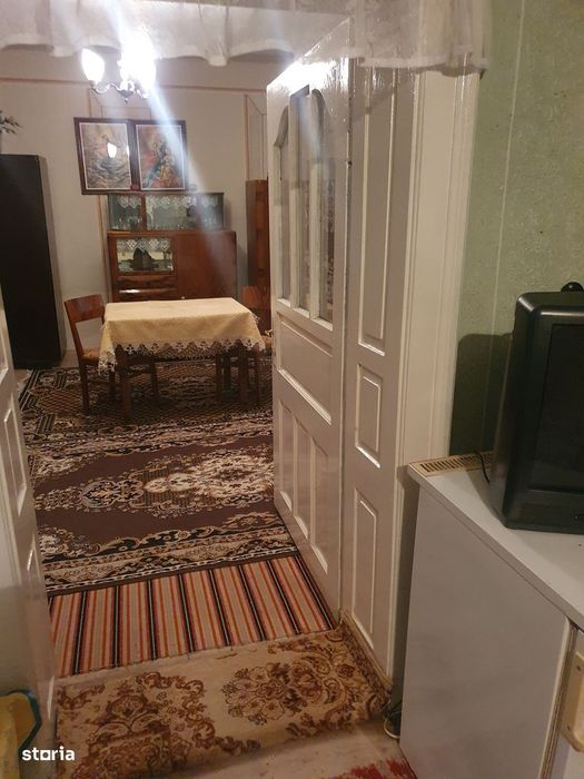 Casă de vânzare, 3 camere, curte mare, sura si grajd, teren 2600 mp