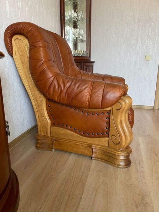 Кожаный диван...