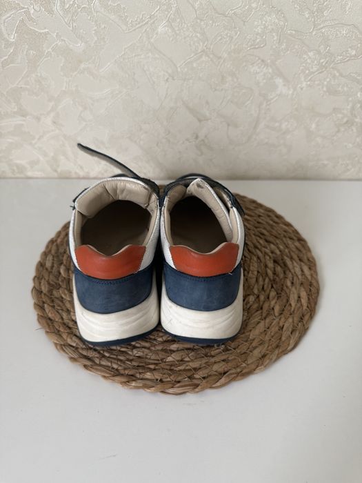 Продам детские кроссовки