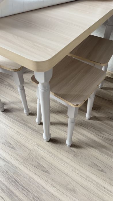 Продам стол и 4 табуретки