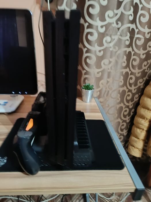 Vind Ps4 Pro in stare excellenta
