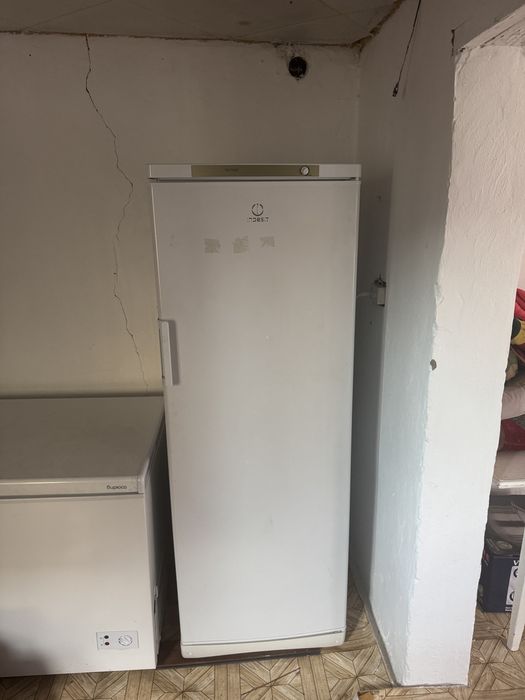 Продается морозильник indesit