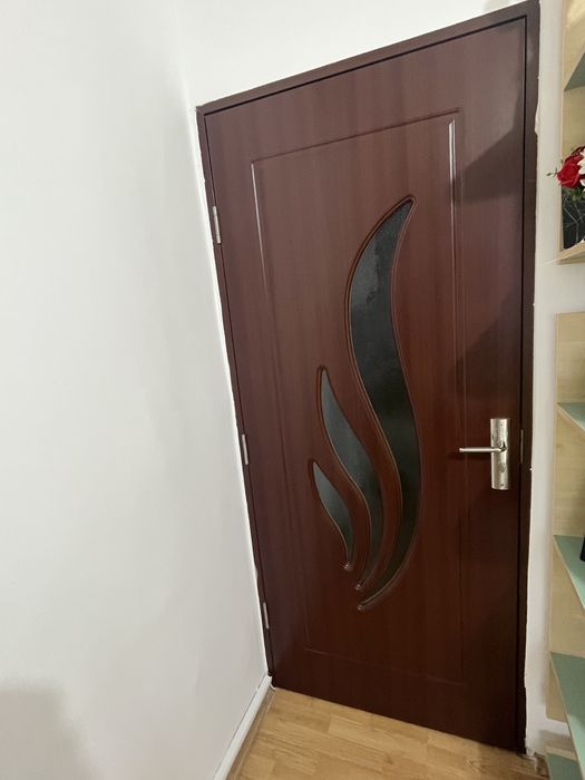 Vand trei usi din lemn maro