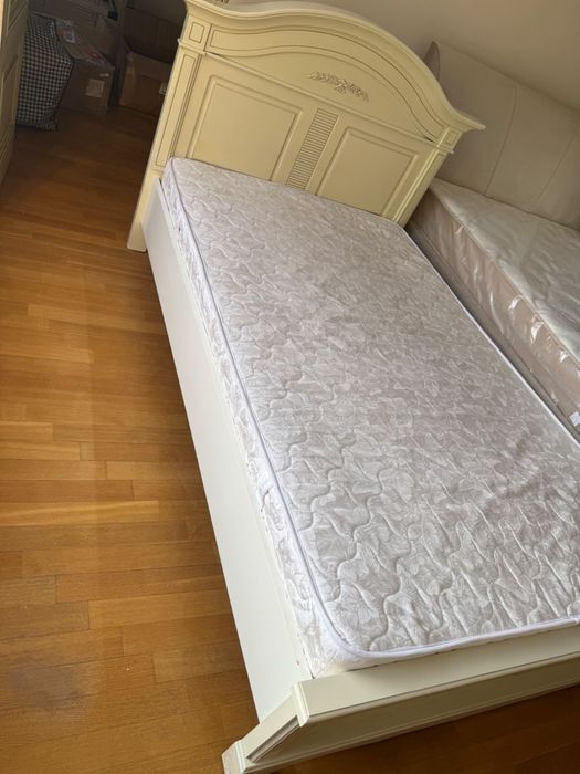 Продаем Кровать и тумбу