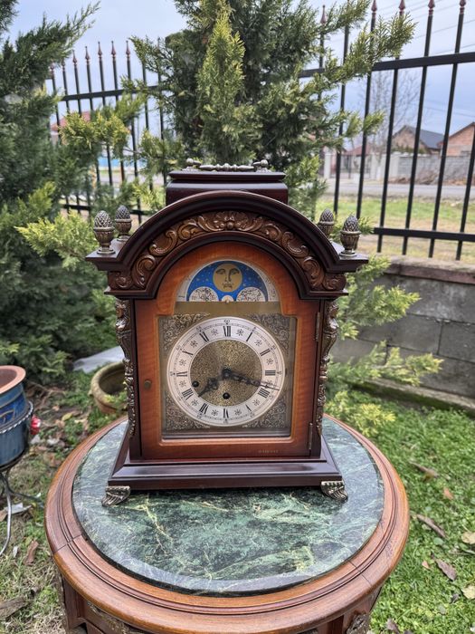 Ceas din lemn cu ornamente bronz, mecanism cu melodii