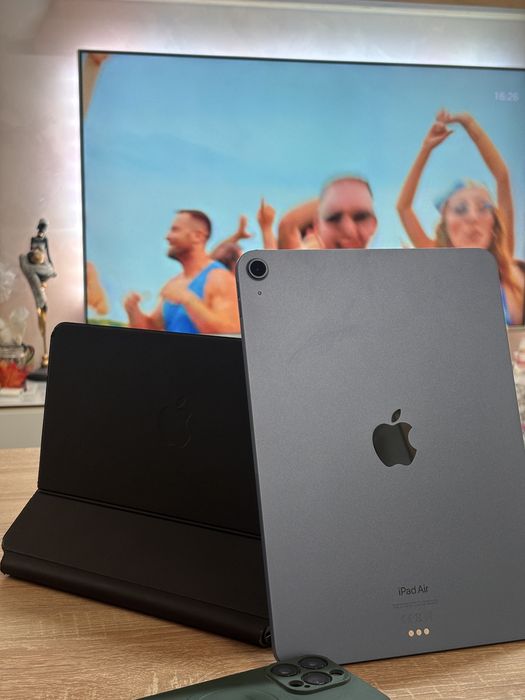iPad Air 5 (M1 чип) Като нов + Apple Magic Keyboard - Пълен комплект