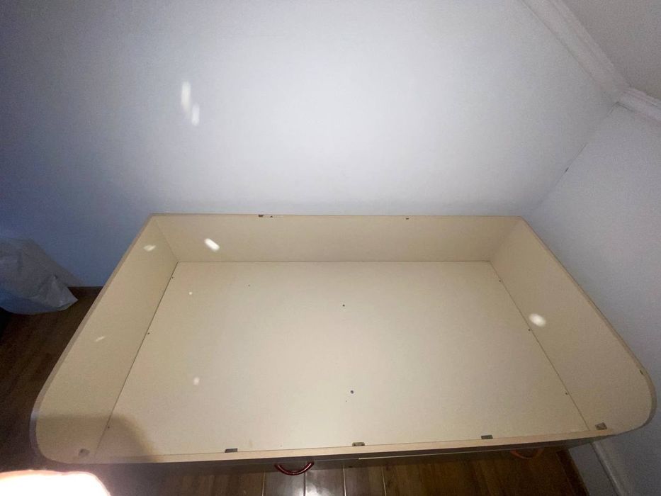 Детская кровать с полками