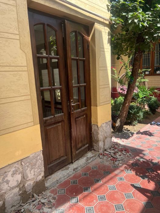 Продаются двери и окна из древесины (орех)