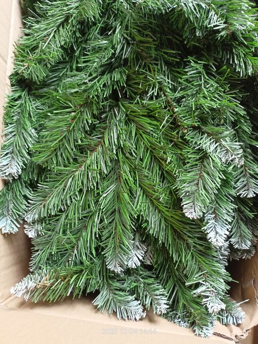 Brad artificial 210cm, verde, cu conuri și vârfurile ram. albe+suport