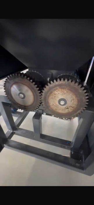 Елеватор транспортьор за смачкване на маса (тесто, пластилин и други)