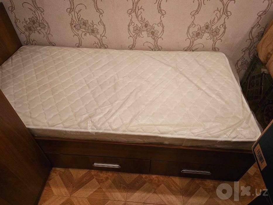 Шкаф для комнаты. Компьютерный стол. Кровать