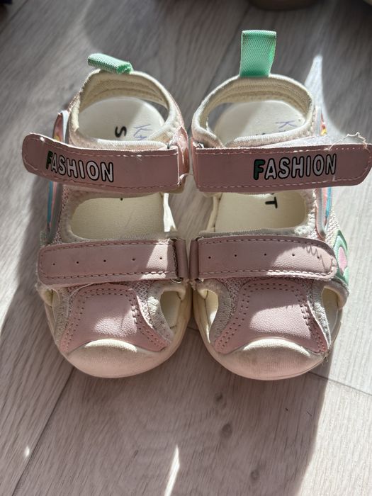 Продам детскую обувь