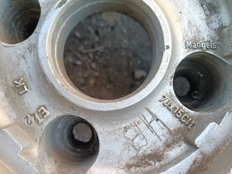 Продам оригинальные легкосплавные диски на Audi 80