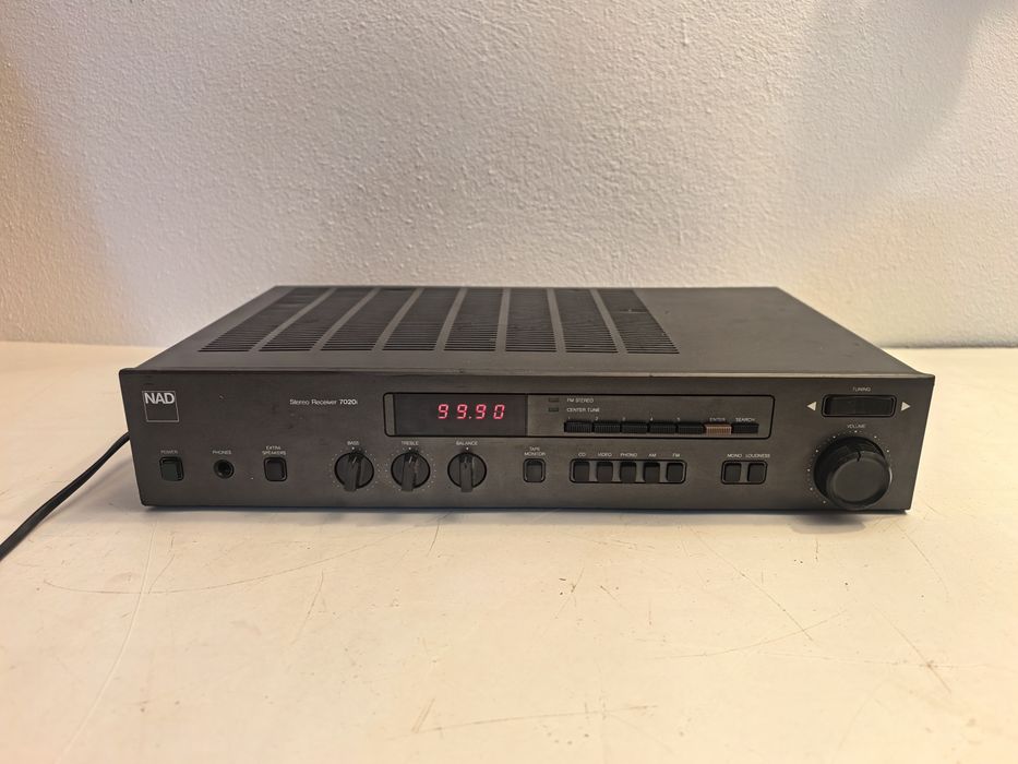 Amplificator NAD 7020i statie
