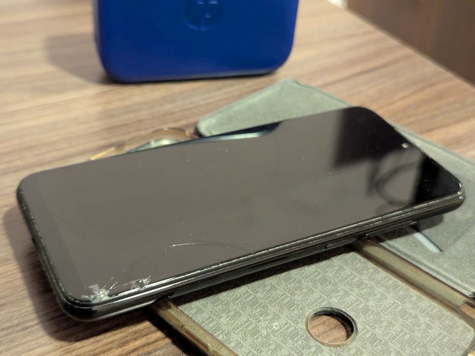 Redmi Note 7 с разбитыми стеклами.