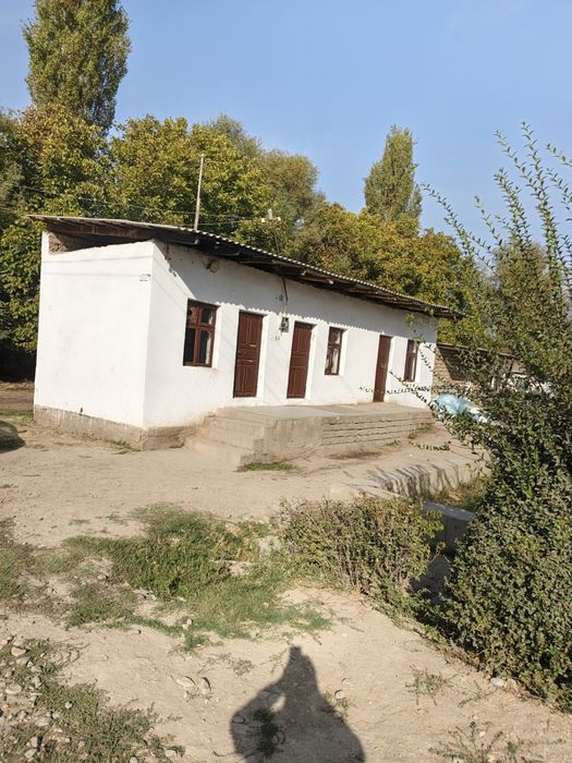 Uchastka sotiladi 6 sotix 3 xona