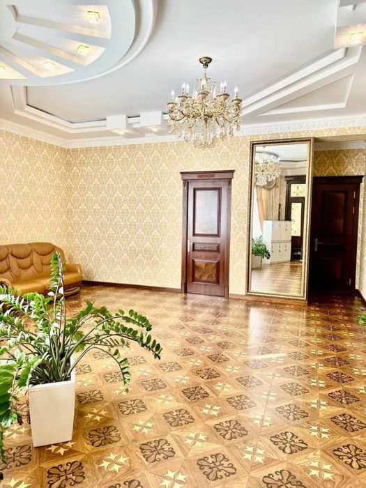 Сдаётся участок в Яккасарайском районе 4,8 стток, 10 комнат ( н319 )