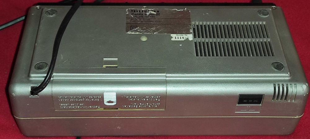 Aparat radio -TELEFUNKEN digital expert din 1974 - il vind ca defect - se aprinde