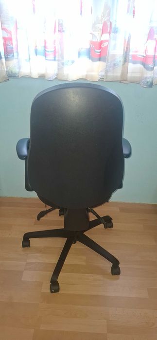 Продавам офис стол