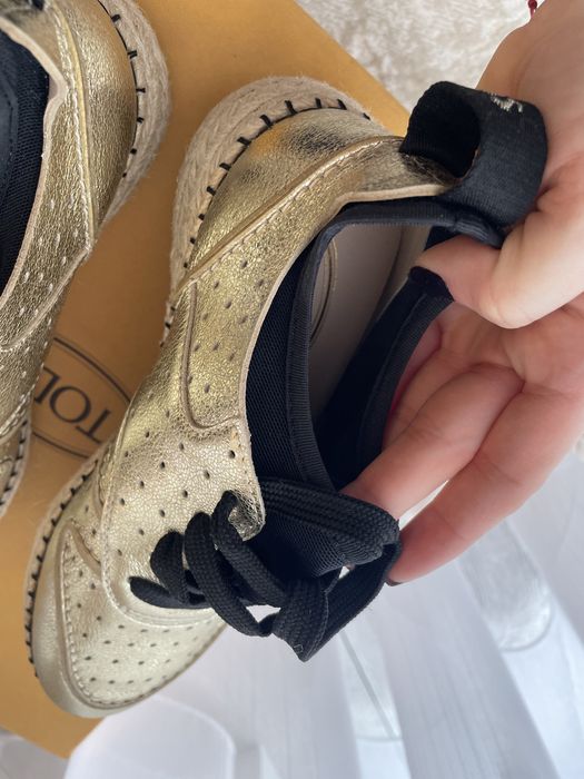 Vând papuci aurii Tod’s, marimea 34,5 NOI cu eticheta si cutie proprie