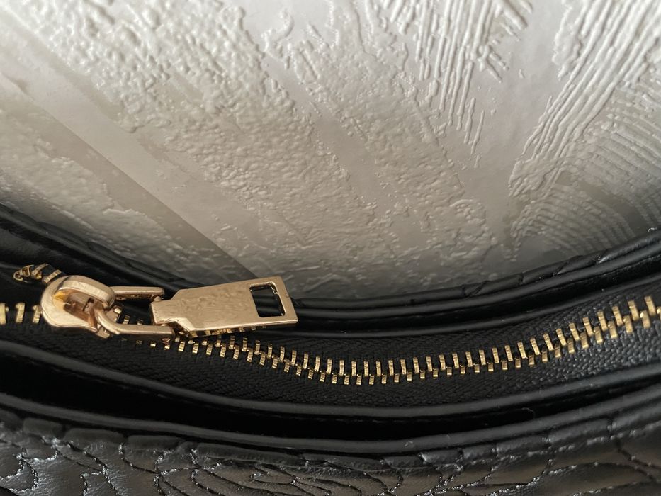 Дамака черна чанта с рози