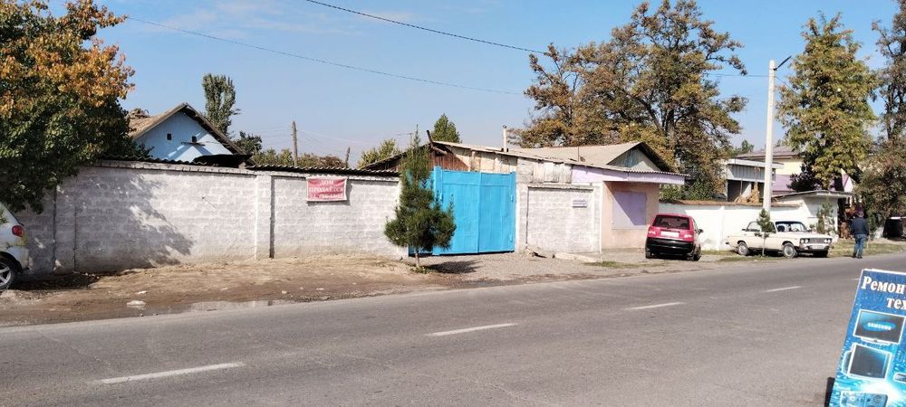 Янгибозорда Уй  сотилади