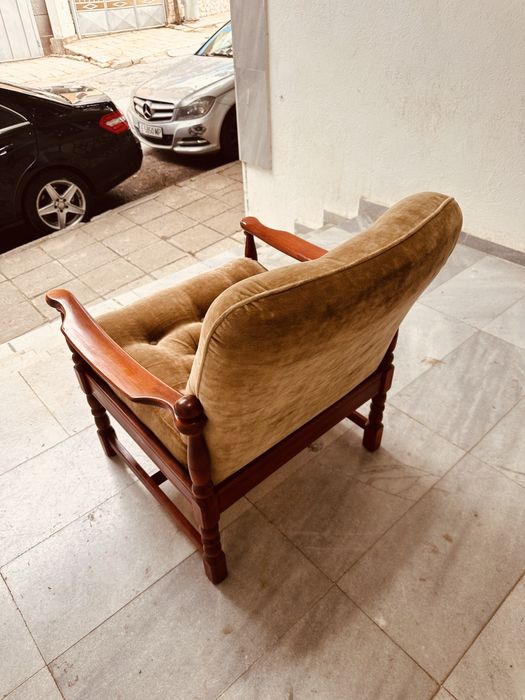 Удобно масивно кресло – ретро стил, много запазено, истински комфорт!