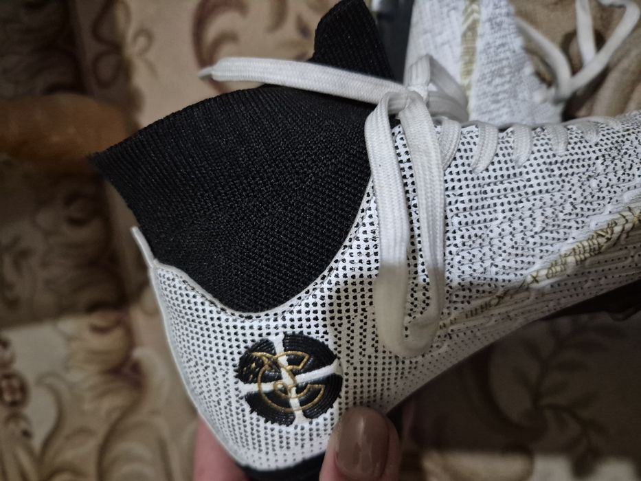 Продам бутсы новые 5000 32рр