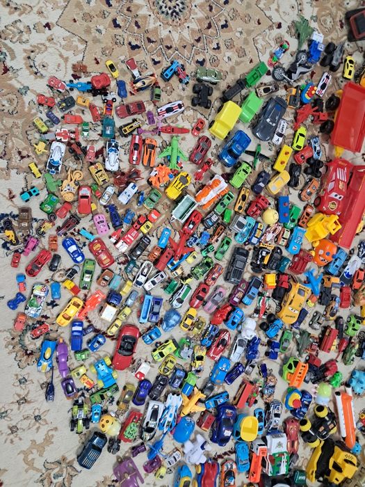 Машинки самые лучшие много разных.