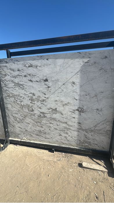 Моамор белый, в плитках и слэбах