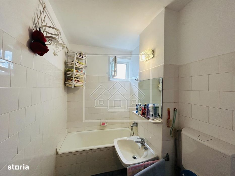 Ap decomandat, 3 camere, balcon, pivnita - N. Iorga