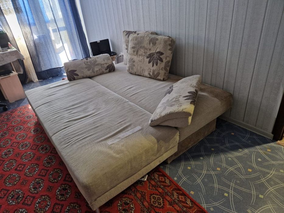 Продам диван. Цена 5тыс.Самовывоз.Находимся на кжби.