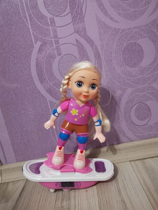 Кукла пееща, движеща.