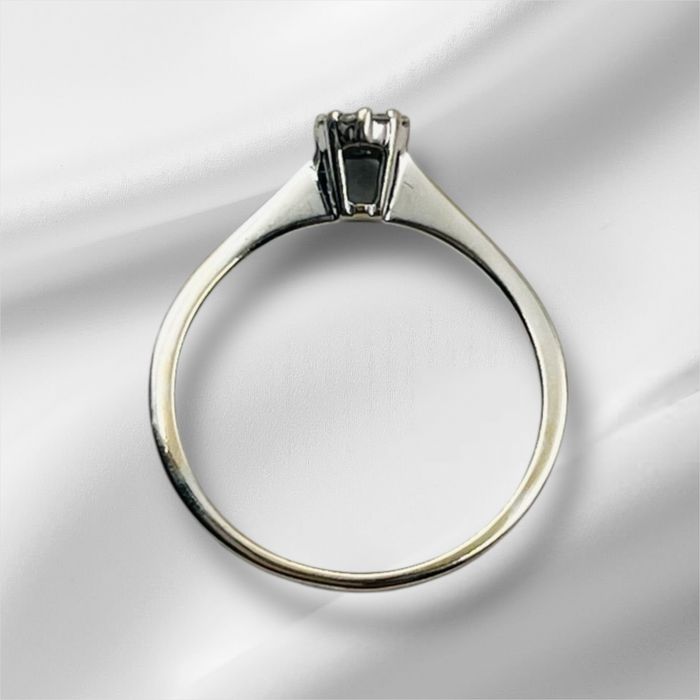 Златен годежен пръстен с диамант