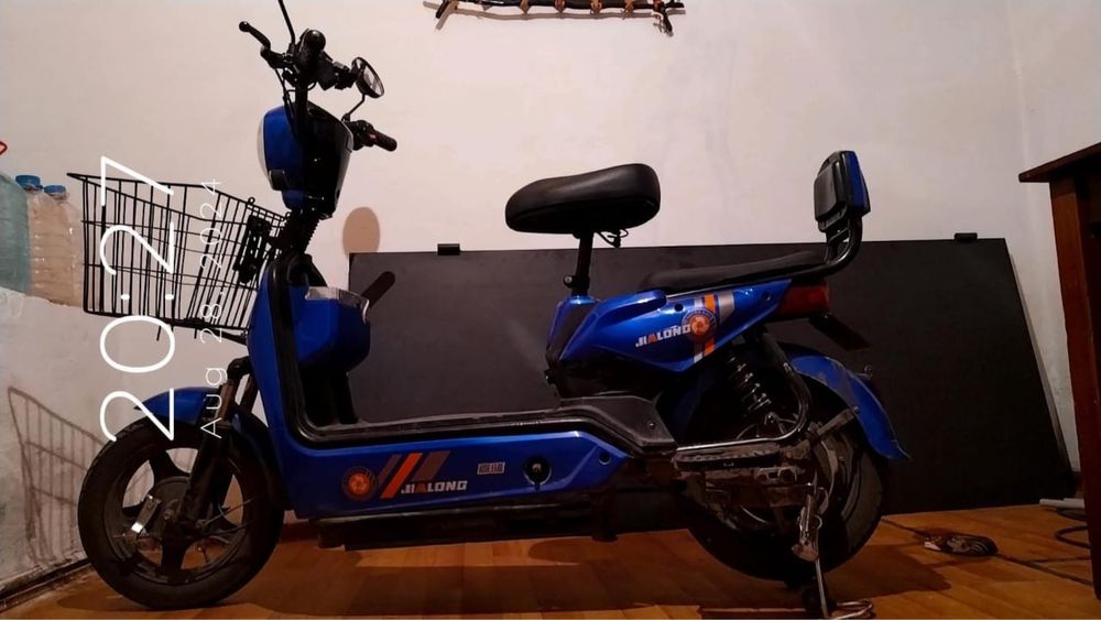 Скутер сатам срочно ………..