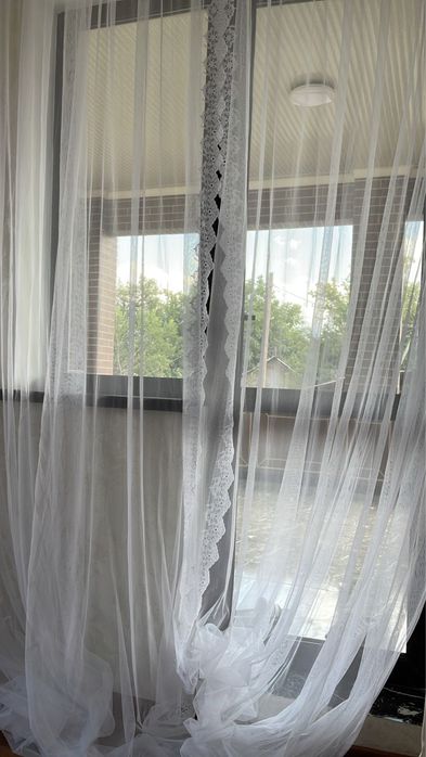 Тюль для окна у лестницы