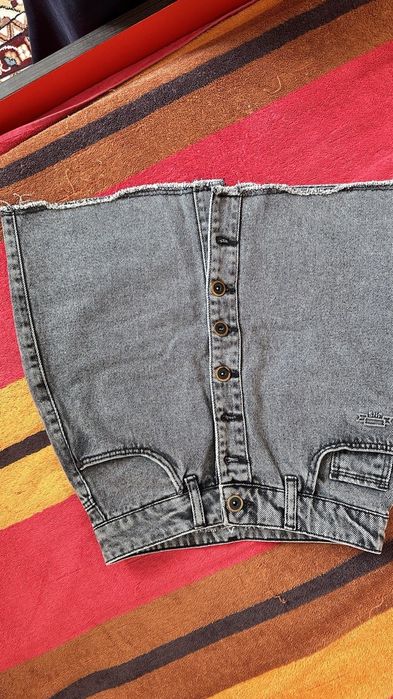 Әрқайсысы 2500 теңге .Сапалы сәнді  киімдер сатылады