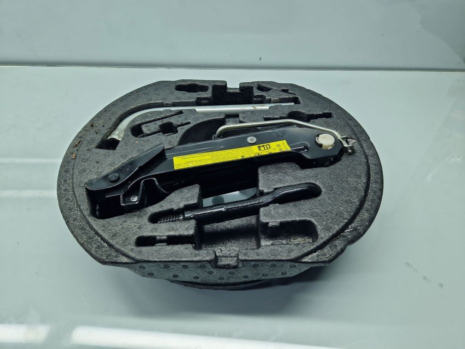 Set cric si cheie Volkswagen Golf 6 (5K1) [Fabr 2009-2013] OEM