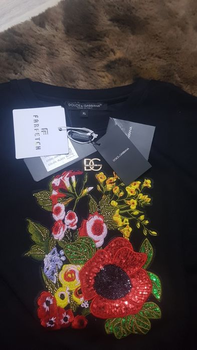 Pulover cu broderie florală și paiete de la Dolce & Gabbana