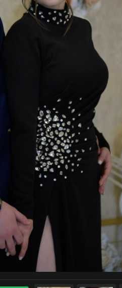 Rochie neagră cu pietricele