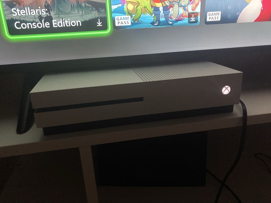 Продам Xbox one s 1tb с дисководом