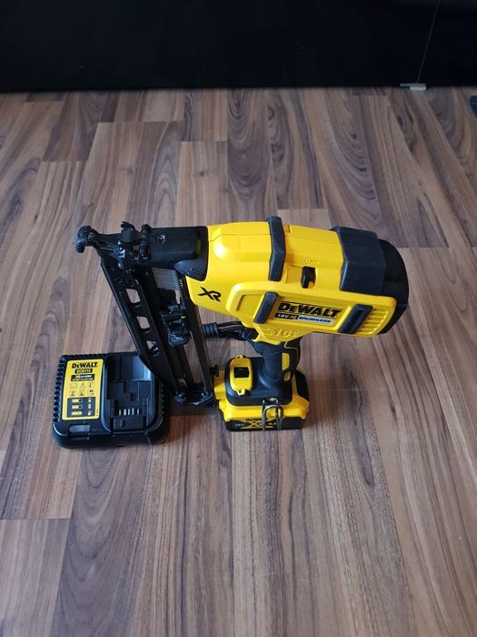 Pistol de bătut cuie în lemn Dewalt DCN 660