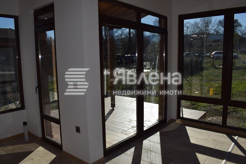 Агенция Явлена продава готова, едноетажна къща с п