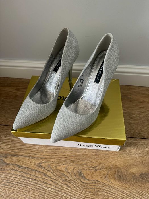 Сребристи дамски обувки