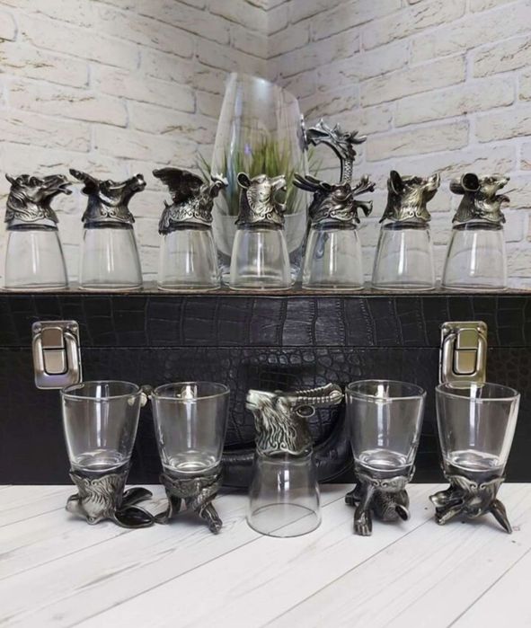 Рюмки с графином в кейсе