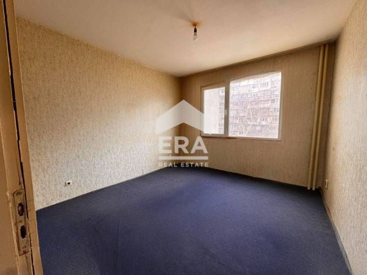 Необзаведен двустаен апартамент на среден етаж в кв. "Възраждане" 3 за