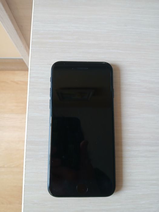 Продавам Iphone SE 2022 година + калъф в идиално състояние