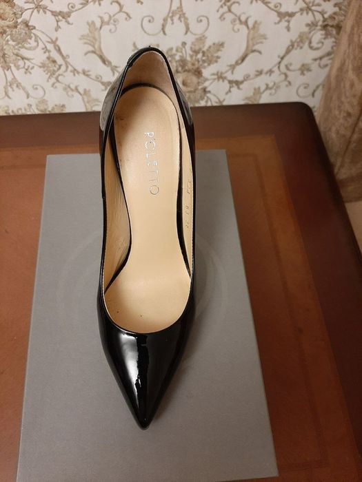 Шикарные лакированные женские туфельки.