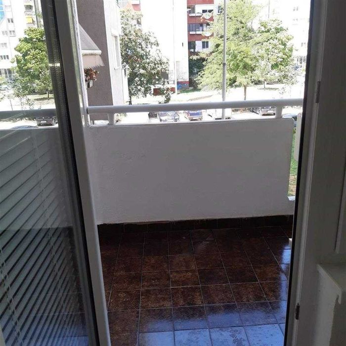 Дава се под наем Тристаен апартамент в Пловдив, Гагарин - 81 кв.м за 382.5 € - Снимка #2