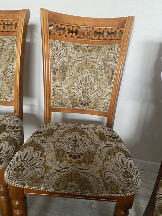 Стол со стульями для гостевой